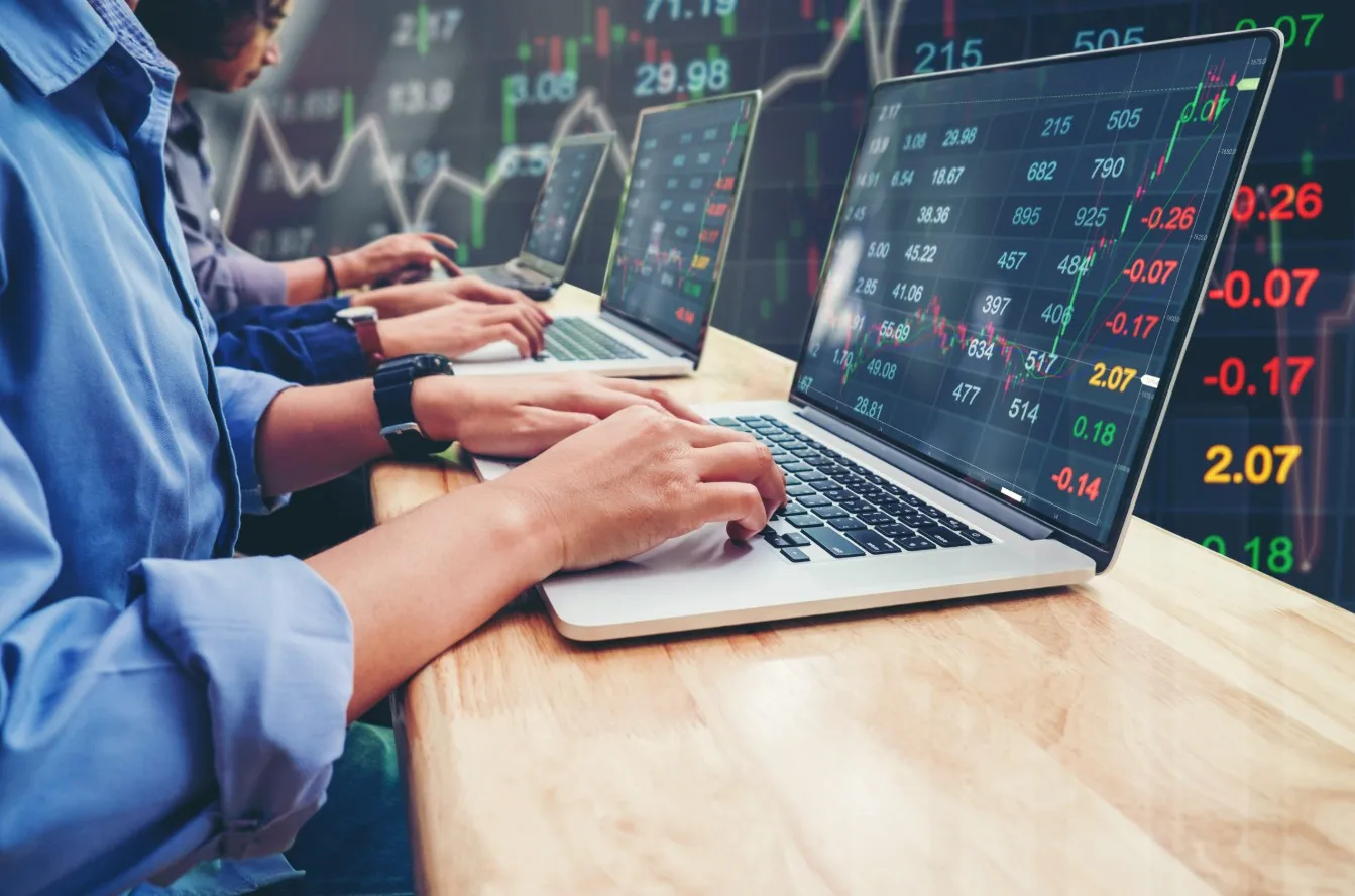 เจาะหุ้นไทยหลังไตรมาส 32568 หุ้นไหนกำไรพุ่ง หุ้นไหนชะลอตัว