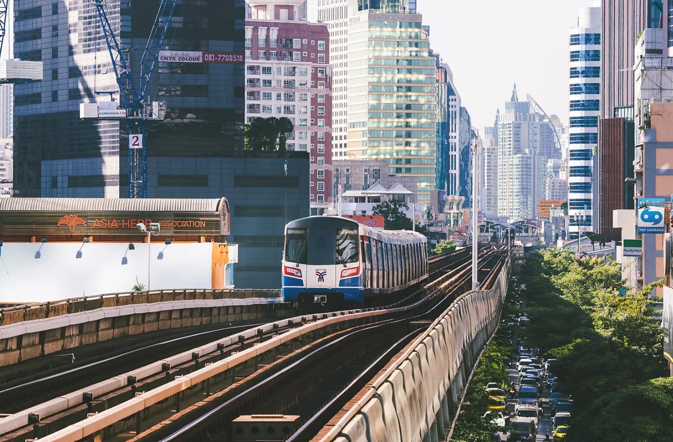เจาะลึกนโยบายรถไฟฟ้า 20 บาท โอกาสทองครั้งใหม่ของนักลงทุน หรือกับดักล่อแมลงเม่า